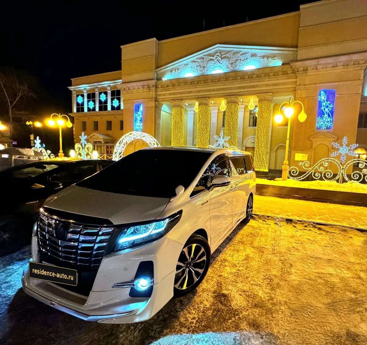 Toyota Alphard — фото 14