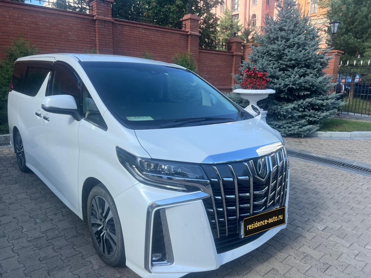 Toyota Alphard — фото 18