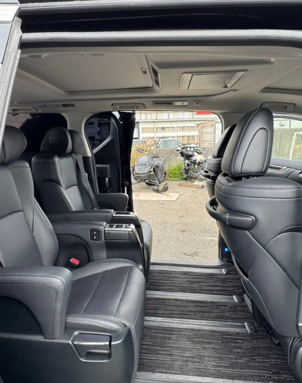 Toyota Alphard — фото 23