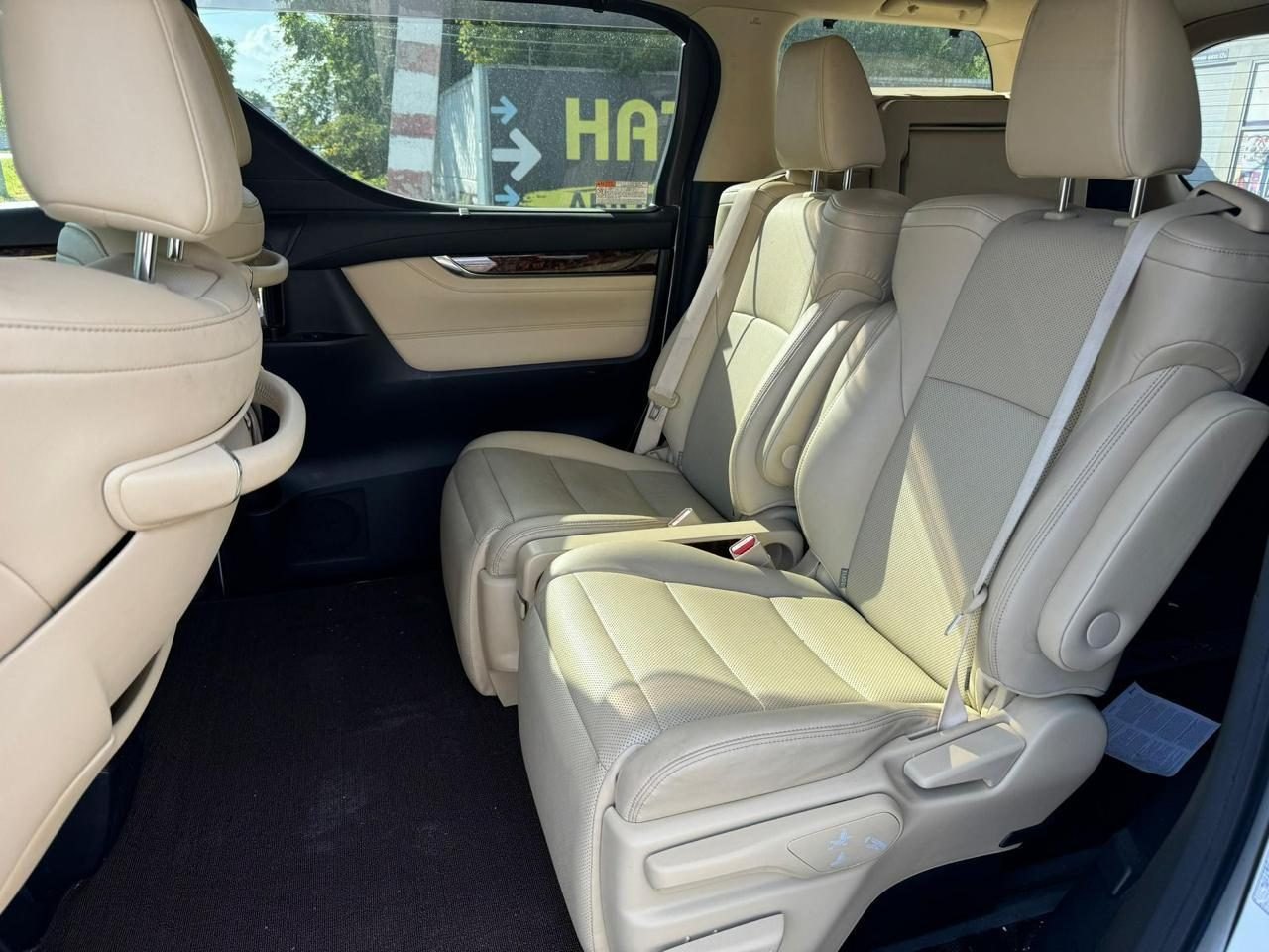 Toyota Alphard — фото 27