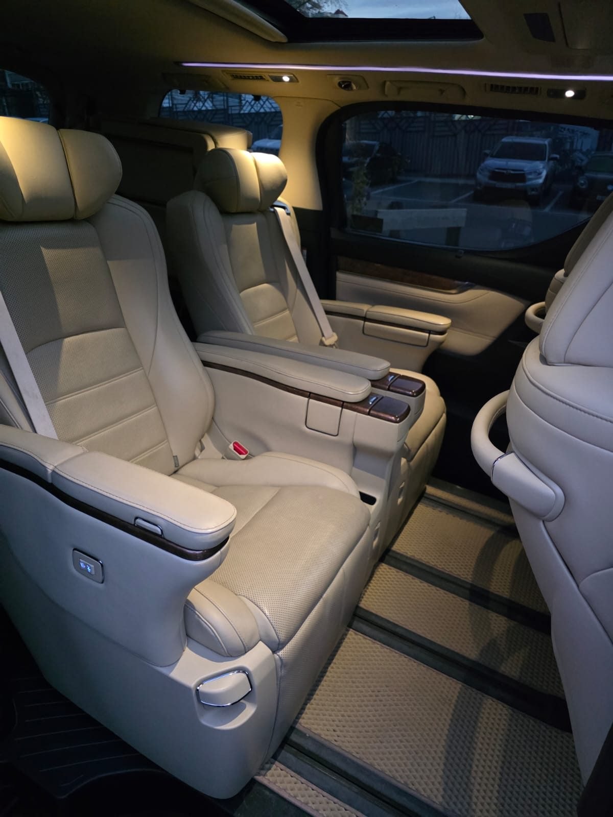 Toyota Alphard — фото 30