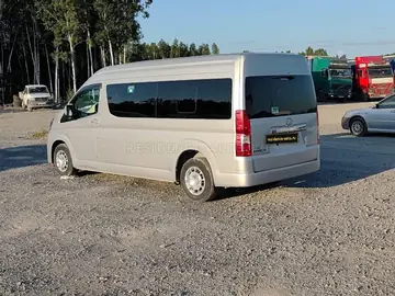 Toyota Hiace — фото 5