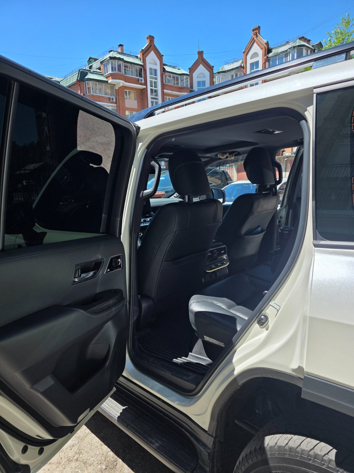 Toyota Land Cruiser 300 — фото 15
