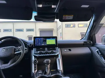 Toyota Land Cruiser 300 — фото 3