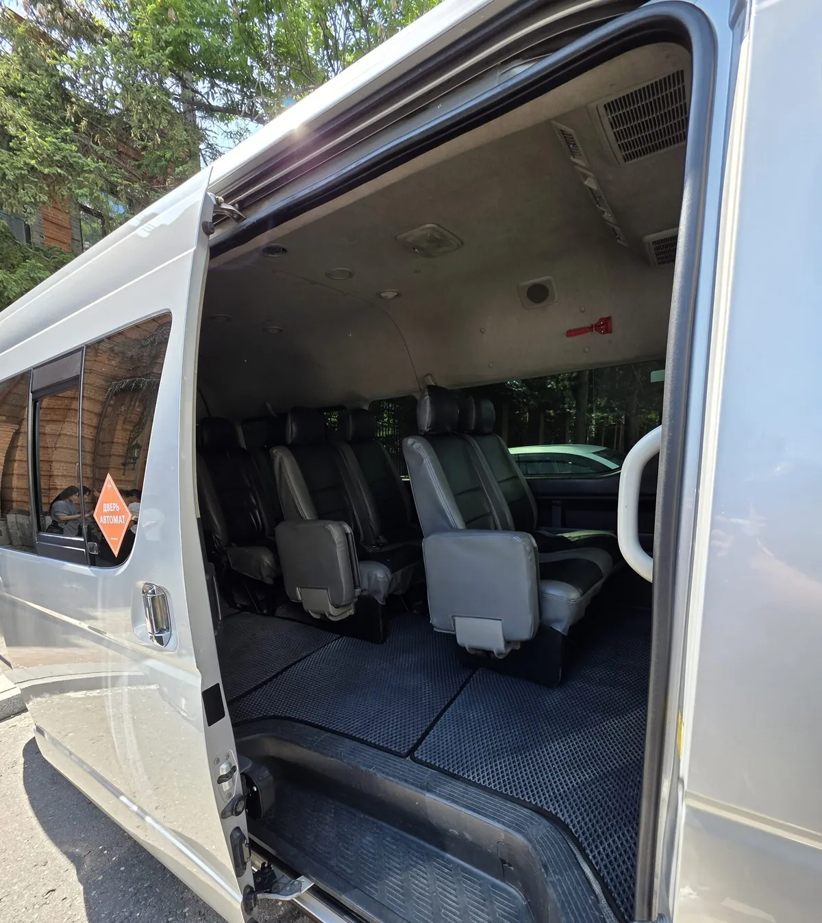 Toyota Hiace — фото 3