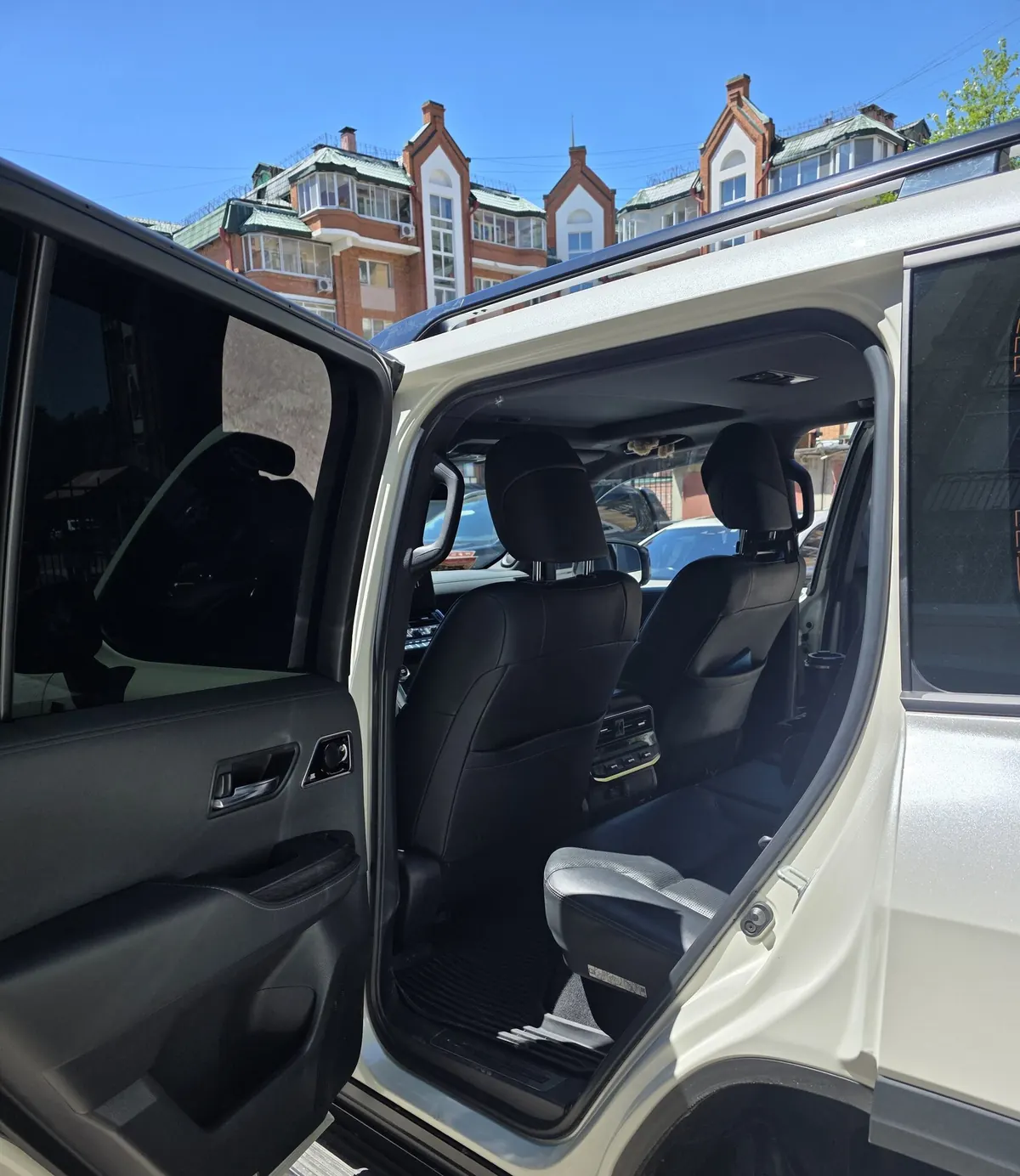 Toyota Land Cruiser 300 — фото 11