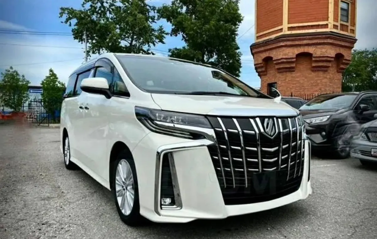 Toyota Alphard — фото 9