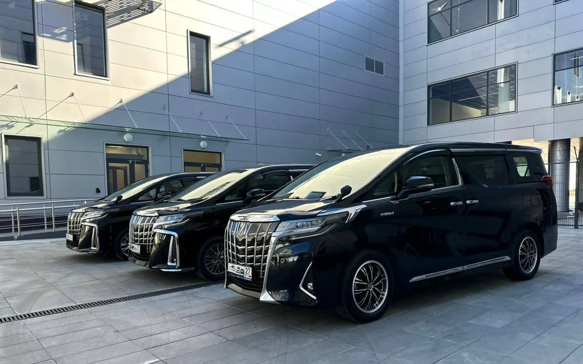 Toyota Alphard — фото 1